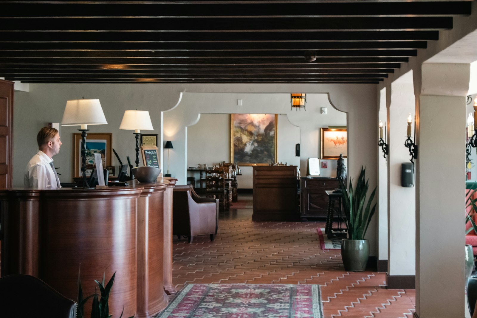Ahşap resepsiyon tezgâhı ve otel lobisi