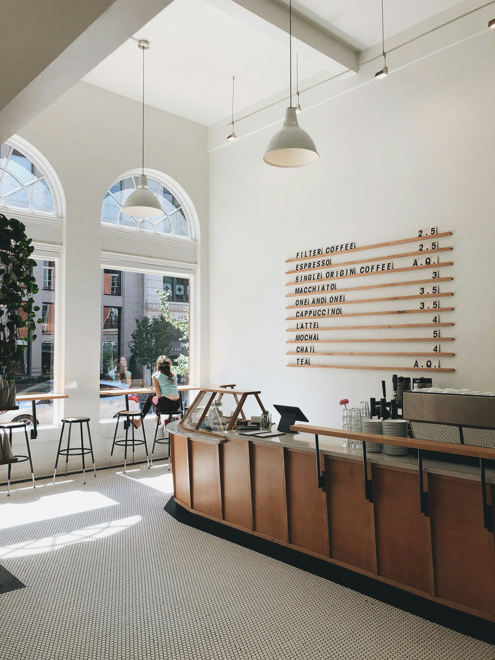 Kavisli tezgâhlı modern kafe iç mekânı